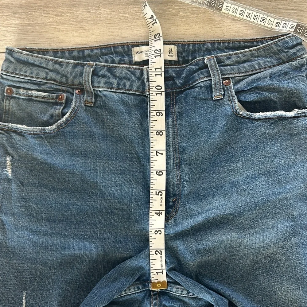 Abercrombie The Skinny High Rise jeans size 31 busted knee